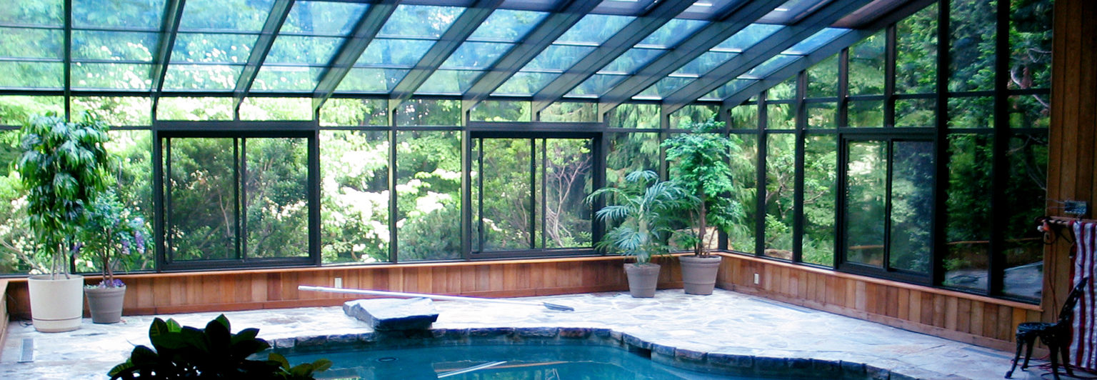 Панорамный стеклянный павильон над бассейном с алюминиевым остеклением в Кстово